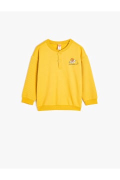 Koton Erkek Bebek Sweatshirt Aslan Baskılı Uzun Kollu Bisiklet Yaka Düğme Detaylı Pamuklu