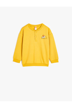 Koton Erkek Bebek Sweatshirt Aslan Baskılı Uzun Kollu Bisiklet Yaka Düğme Detaylı Pamuklu