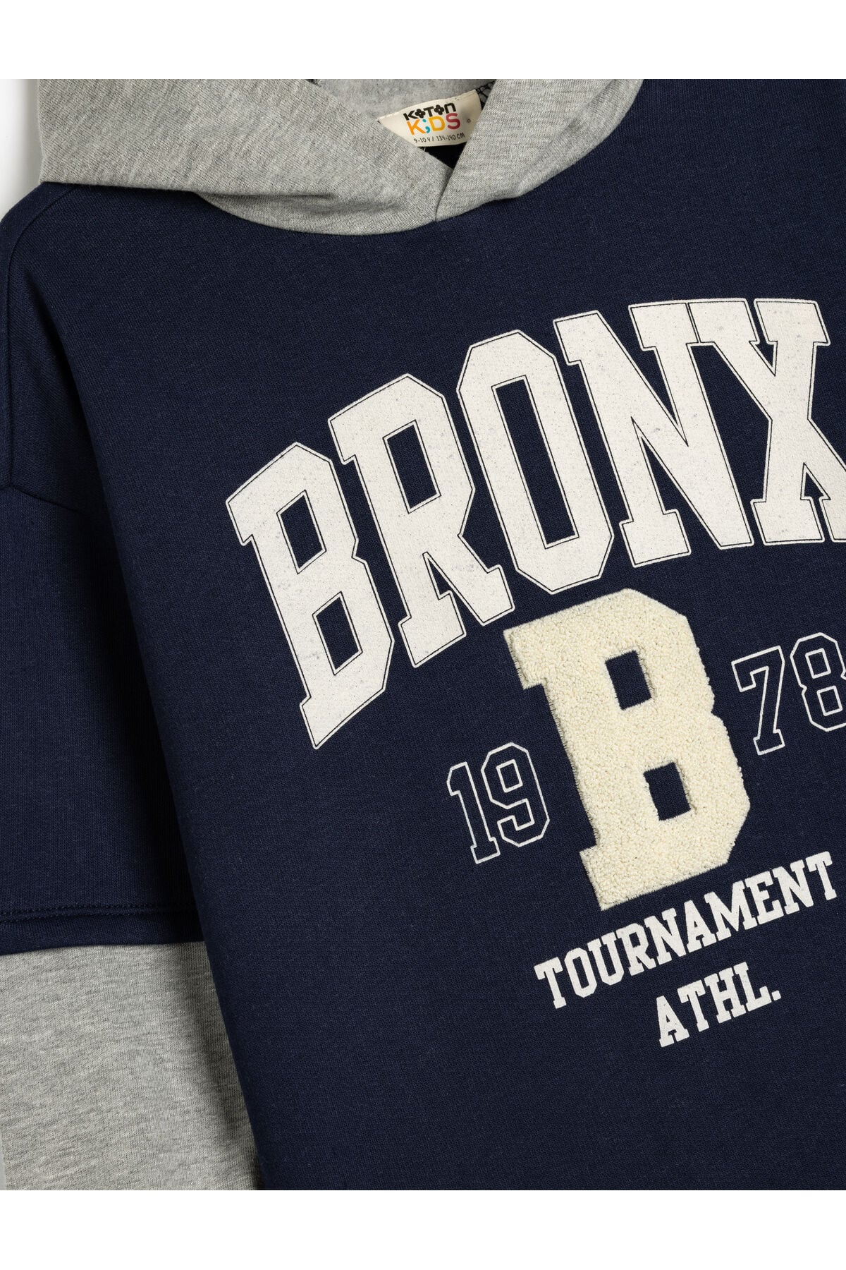 Koton Erkek Çocuk Kapşonlu Sweatshirt Renk Bloklu Brooklyn Baskılı Uzun Kollu Şardonlu