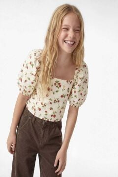 Koton Kız Çocuk Keten Viskon Karışımlı Gipeli Slim Fit Poplin Kare Yaka Crop Balon Kollu Çilek Desenli Bluz