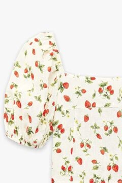 Koton Kız Çocuk Keten Viskon Karışımlı Gipeli Slim Fit Poplin Kare Yaka Crop Balon Kollu Çilek Desenli Bluz